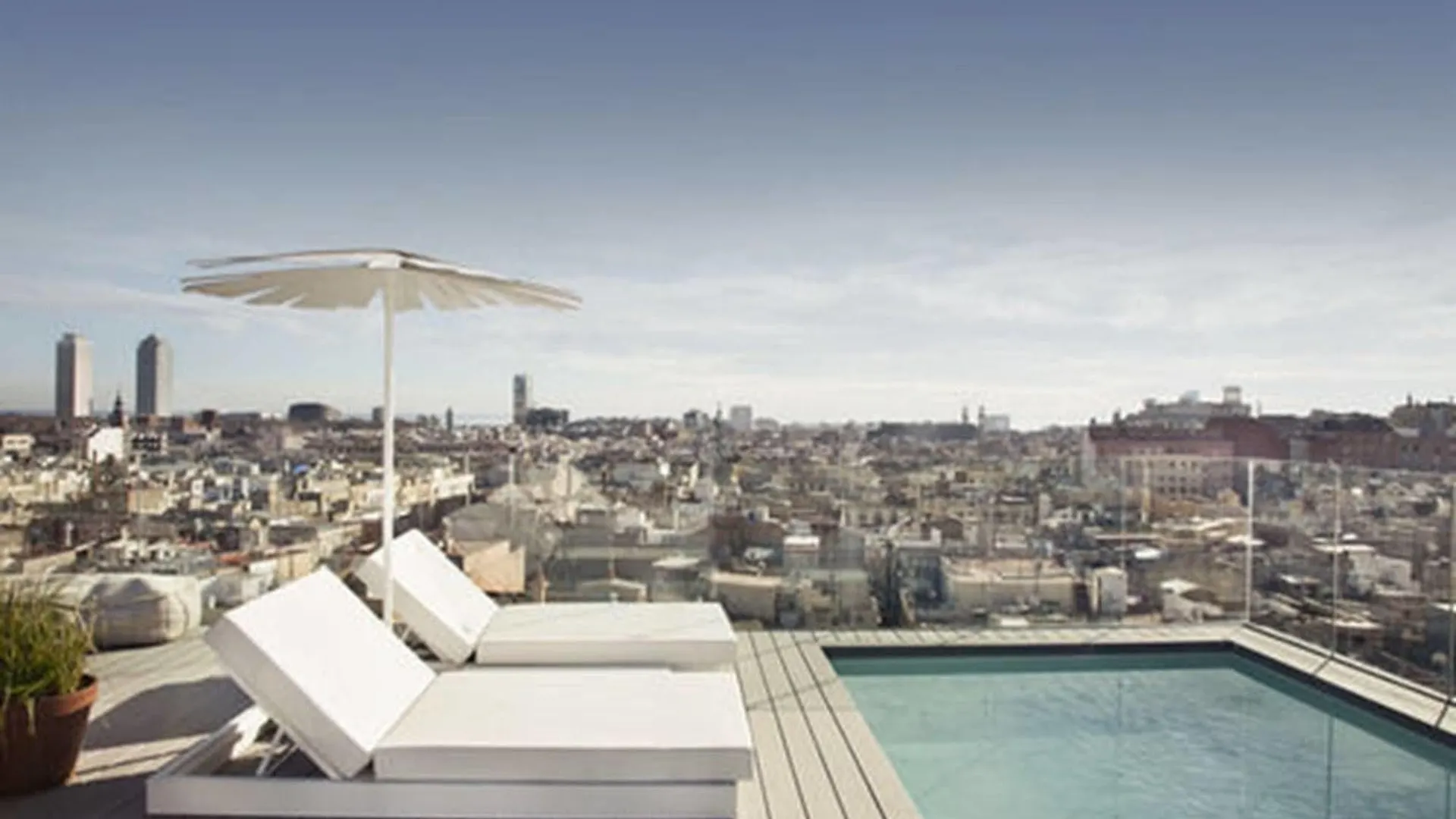 Yurbban Trafalgar Hotel location